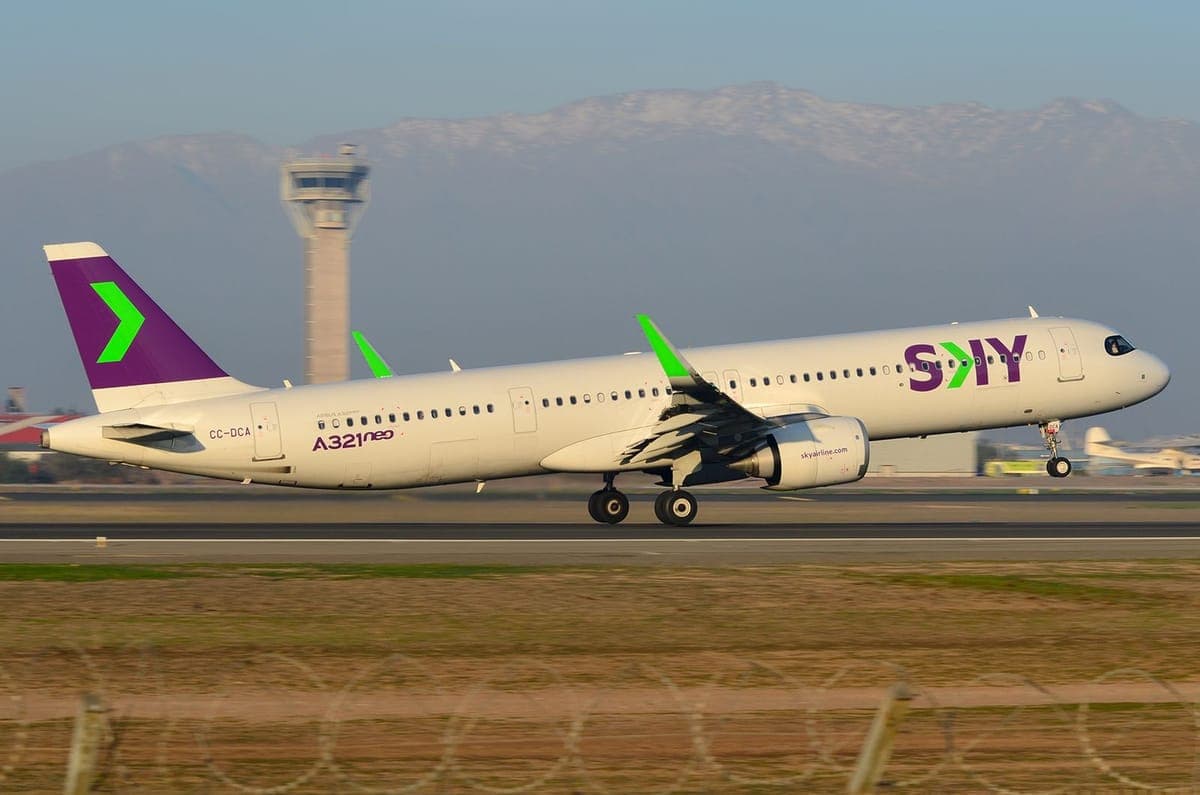 A plane on the runway at Santiago's Arturo Merino Benítez airport, with the control tower behind