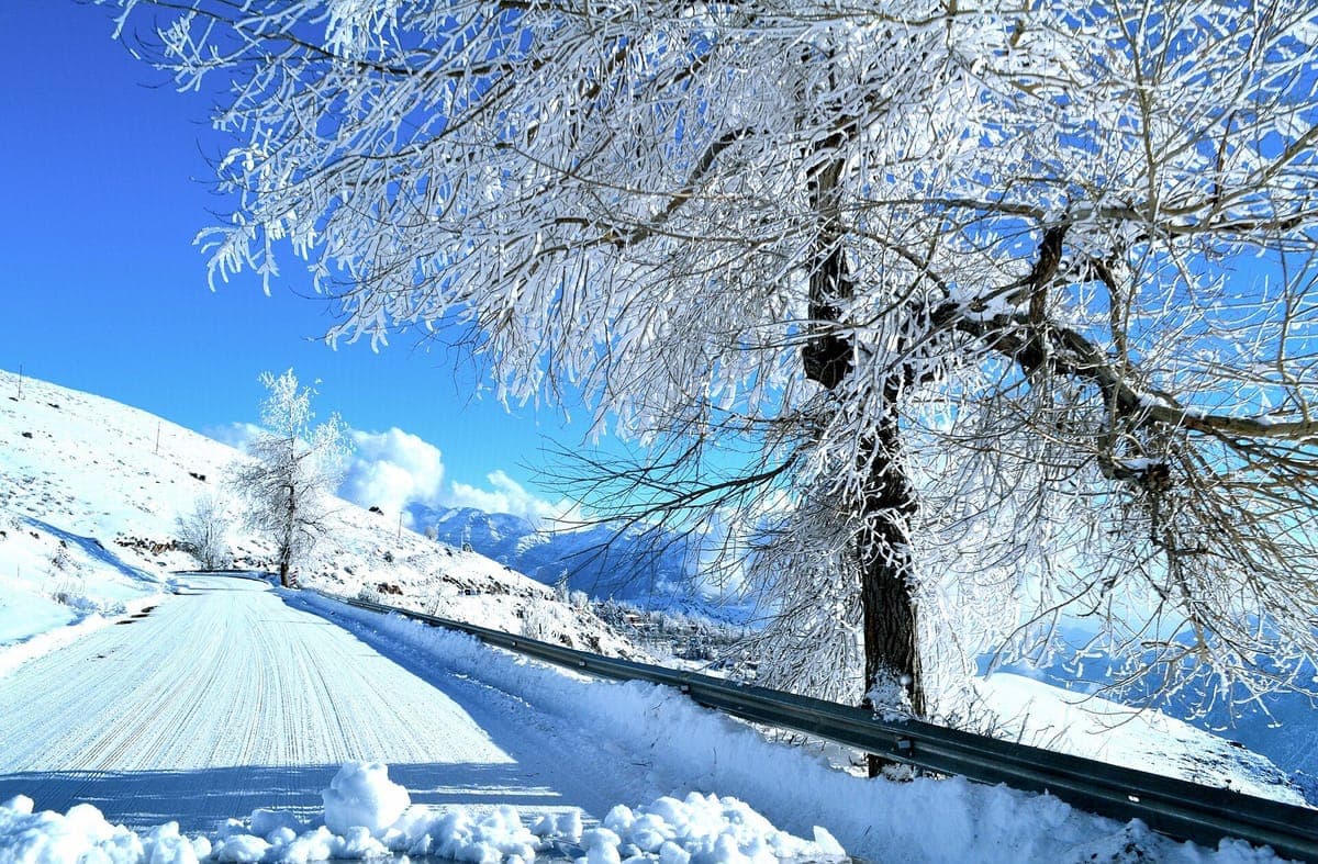 A snow-covered stretch of the road between La Parva and Farellones
