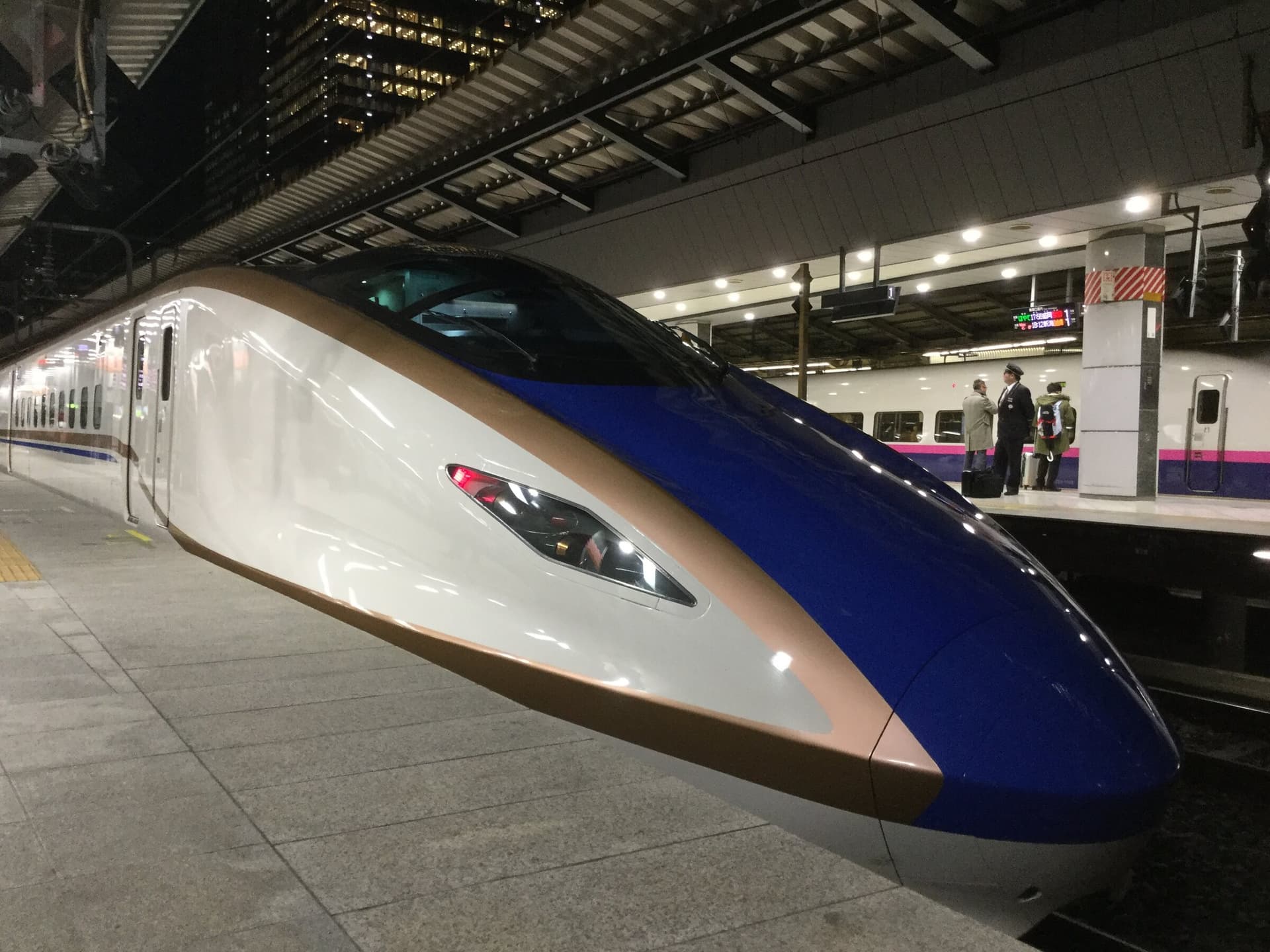 A Hokuriku Shinkansen at the platform in Tokyo