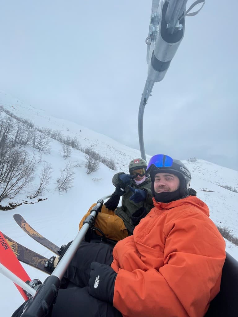 Two friends on the chairlift during a Bluebird cowork session